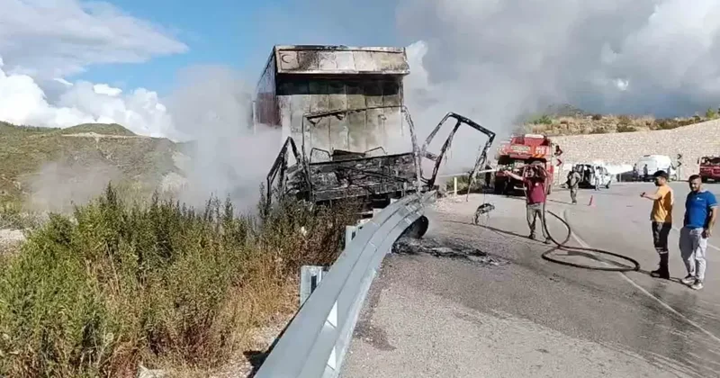 Bariyerlere çarpan kamyon alev alev yandı, sürücü yaralı kurtuldu