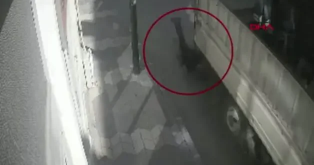 Kamyonetin kasasında seyahat eden şahıs yaralandı