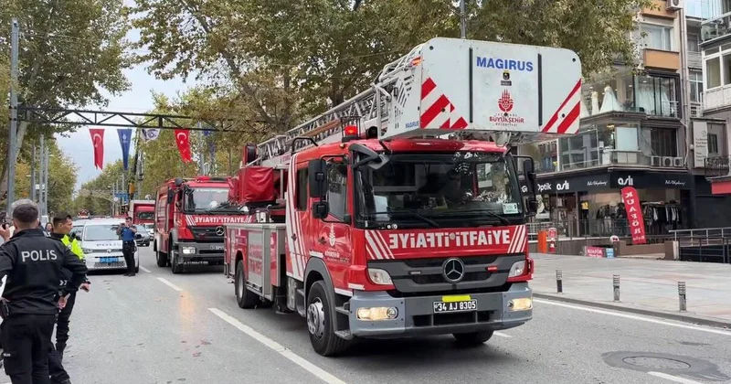 Kadıköy de inşaat kaplaması devrilince kaldırımda yürüyen 2 kişi yaralandı