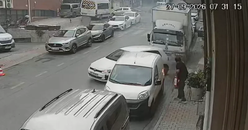 Kağıthane de yer altı kabloları yandı, araç zarar gördü, patlama anı kameraya yansıdı