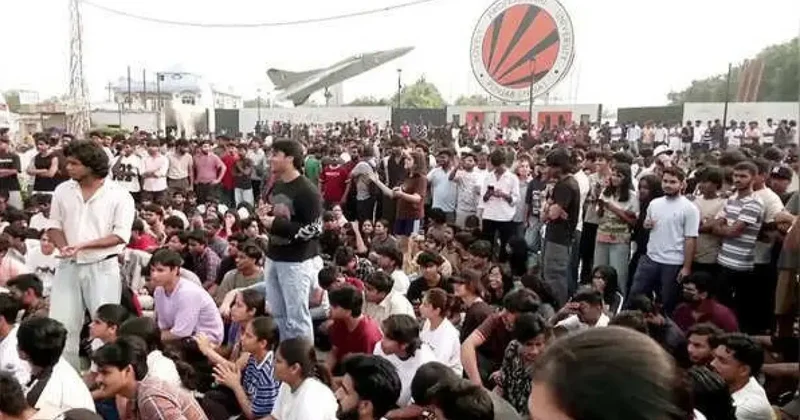 Hindistan’da kampüsü ayağa kaldıran iddia: Ortalık savaş alanına döndü!