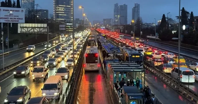 İstanbul da trafik resmen kilit! Yağmur Megakent i resmen esir aldı: İşte alternatif güzergahlar...