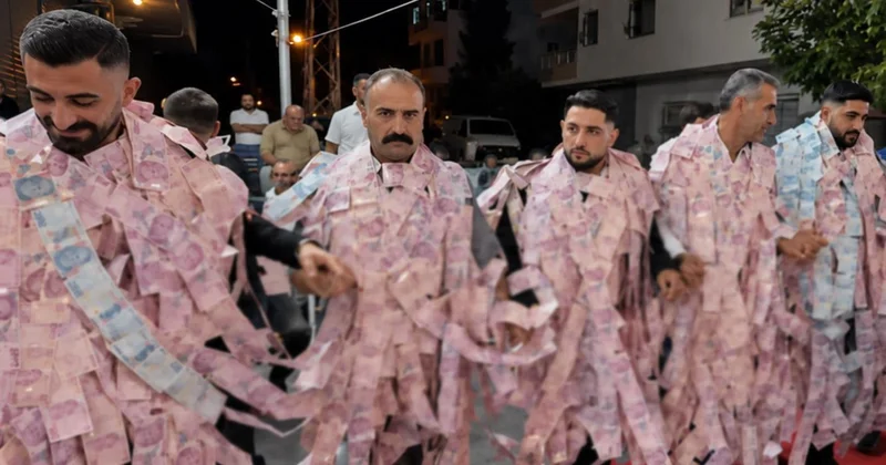 Görüntü Türkiye den! Paraları üzerlerine dolayıp halay çektiler