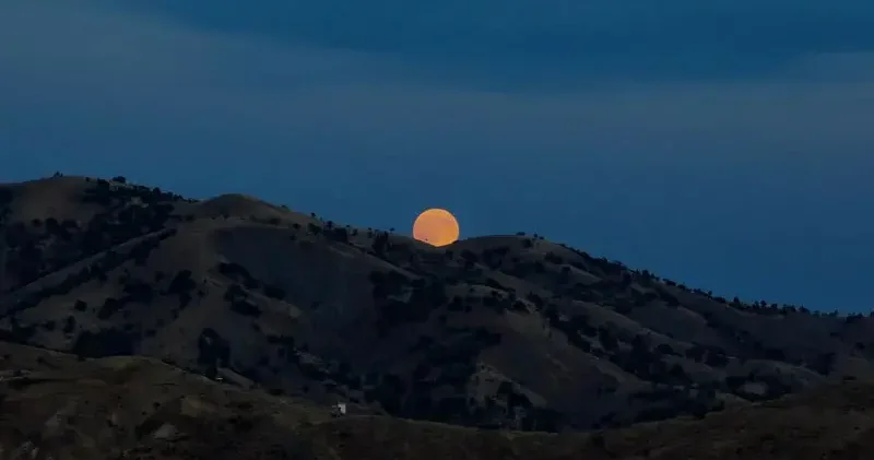 Tunceli’de dağlar arasındaki dolunay dronla görüntülendi