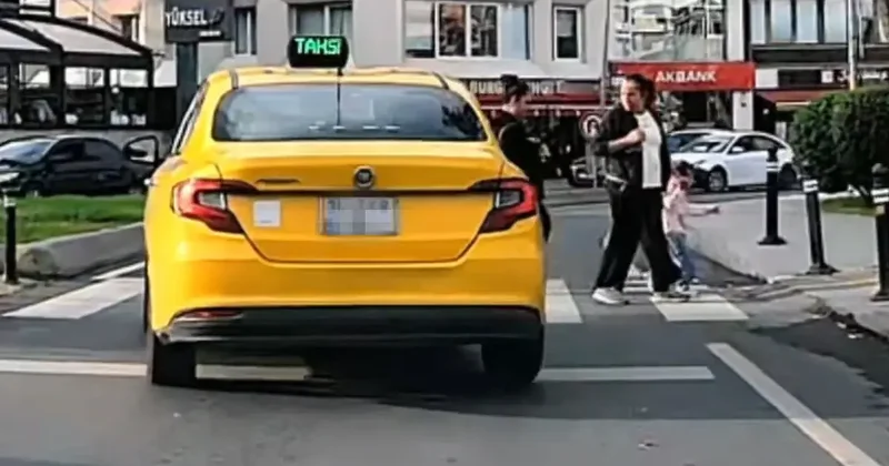 Taksiciden tepki çeken hareket! Yaya geçidindeki yayaların üzerine sürdü