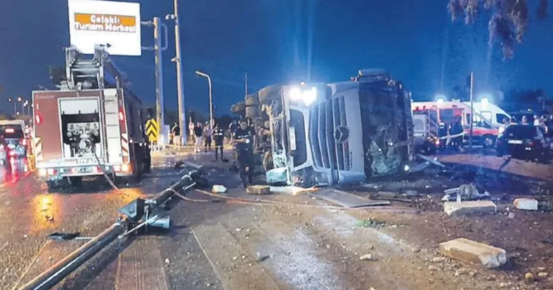 Durakta bekleyenlerin üzerine tır devrildi