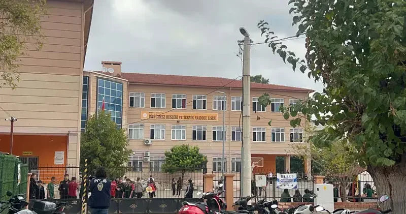 Manisa’daki okulda öğrenciler yeniden dersbaşı yaptı
