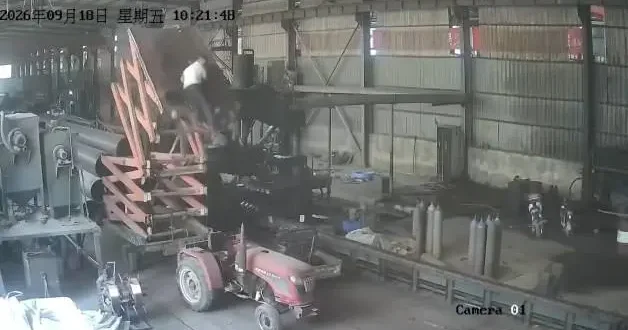 Çin de fabrikada korkunç kaza: İki işçi forkliftten düştü!
