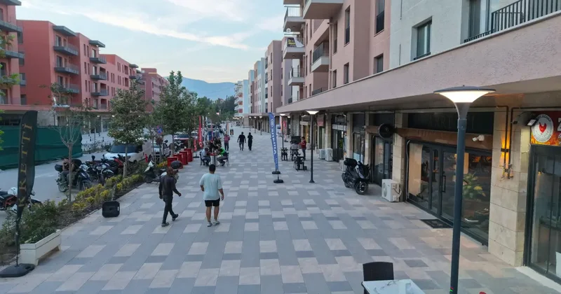 Depremlerde yıkımın yaşandığı Atatürk Caddesi yeniden hareketlendi