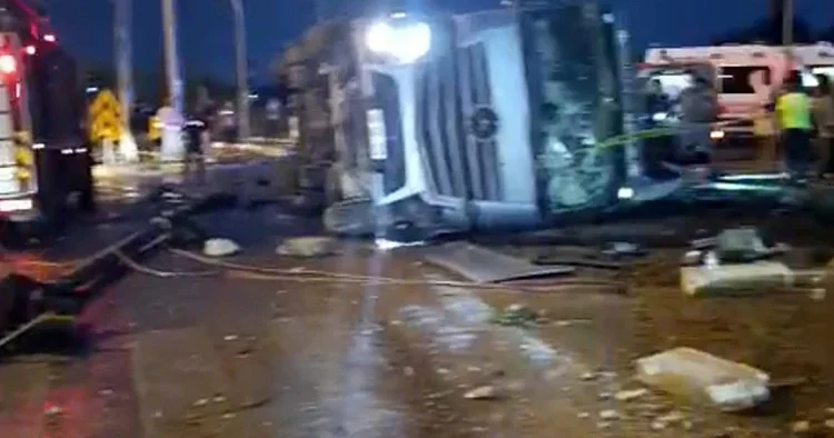 Yol kenarındaki durak mezarları oldu: Kontrolden çıkan TIR durağa devrildi