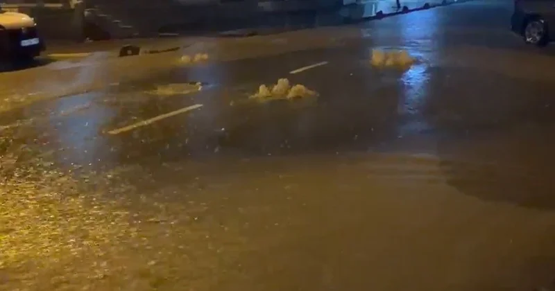 Küçükçekmece Kanarya Mahallesi nde sağanak yolları göle çevirdi, rögarlar taştı