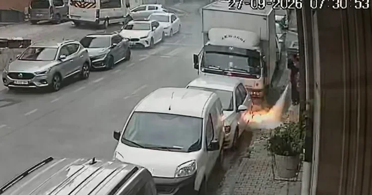 Kağıthane de elektrik kabloları alev alev yandı: Sürücü aracını son anda kurtardı
