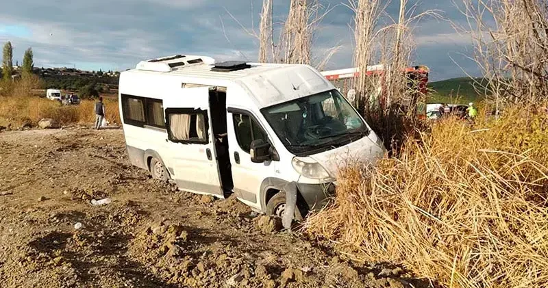 Balıkesir de işçi servis minibüsü şarampole yuvarlandı; 13 yaralı