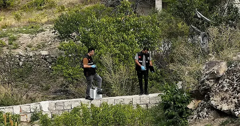 Babasının kucağındayken üzerine kaya parçası düşen çocuk, öldü