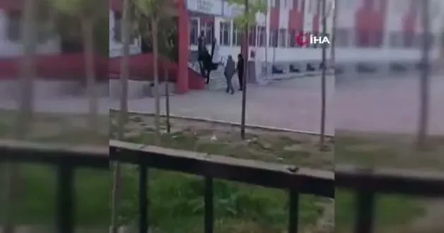 Okula silahla gelen öğrenci büyük korkuya neden oldu