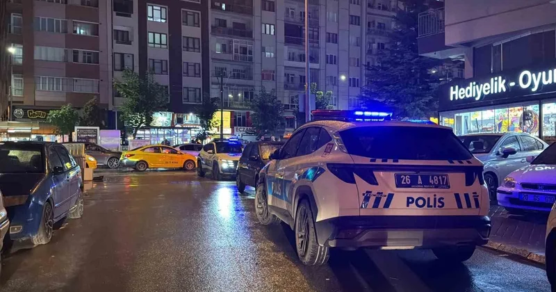 Eskişehir de elinde silah bulunan 15 yaşındaki çocuk dükkandan çıkarılıp darp edildi