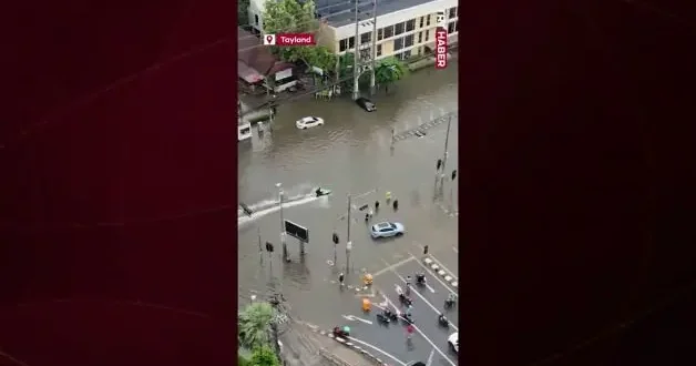 Sel felaketi eğlenceye dönüştü: Tayland sokaklarında jet ski şovu