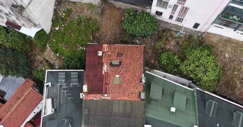 Eyüpsultan da toprak kayması sonrası 14 kişi tahliye edildi, bina havadan görüntülendi