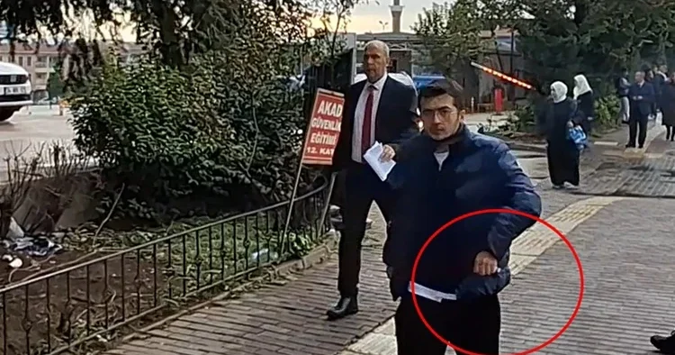Ayıp değil mi Arkasından gelen kişi tepki gösterdi, hatasını hemen telafi etti