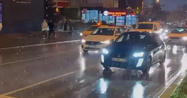 İstanbul da yağmur etkili oluyor VİDEO İZLE