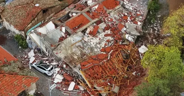 Balıkesir de depremin neden olduğu hasar gün ağarınca ortaya çıktı VİDEO İZLE