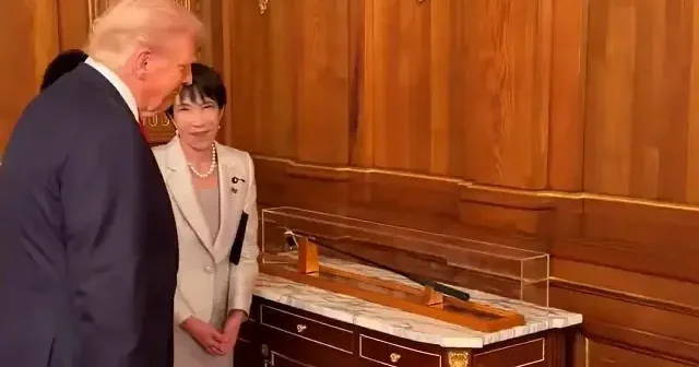 Japonya Başbakanı Takaichi Trump’a suikastle öldürülen eski Başbakan Abe’nin golf sopasını hediye etti VİDEO İZLE