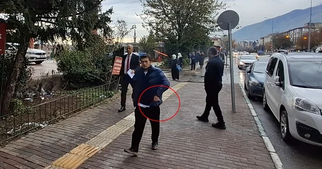 Tepki görünce geri dönüp yere attığı çöpleri topladı Bursa Haberleri