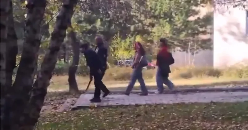 Ellerinde pala, yüzlerinde maske.. Refakatçi gibi yanında yürüdü: Nazik güvenlik! Sözcü Gazetesi