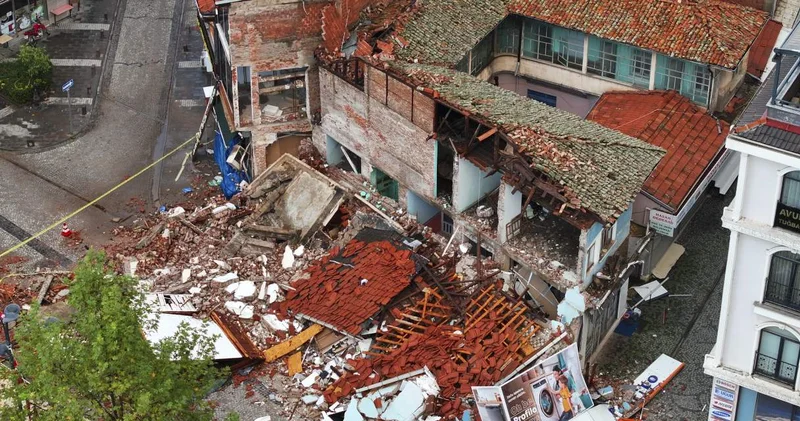 6.1 lik depremin boyutu gün ağarınca ortaya çıktı!