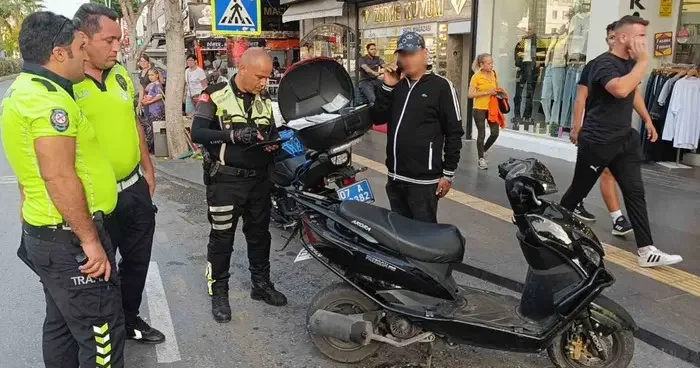 Yayaya yol veren otomobile arkadan çaptı! Ceza kesildi