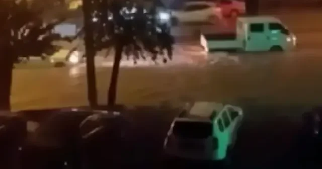 İzmir Bergama’yı sağanak vurdu: Sokaklar göle döndü araçlar mahsur kaldı VİDEO İZLE