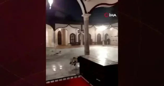 596 yıllık tarihi caminin kubbesine böyle yıldırım düştü