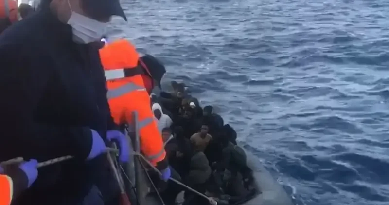 İzmir açıklarında iki lastik bot durduruldu: 86 göçmen yakalandı Gündem Haberleri