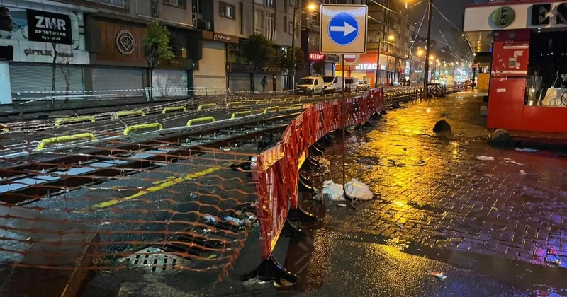 Zeytinburnu nda tramvay yolunda sıkışan araç seferleri aksattı