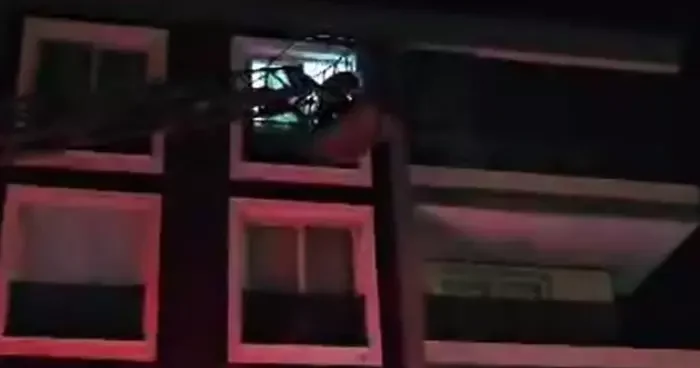 Depreme itfaiye merdiveninde yakalandılar