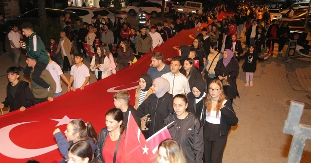 Çarşamba da Cumhuriyet in 102. yılı dolayısıyla fener alayı düzenlendi Samsun Haberleri