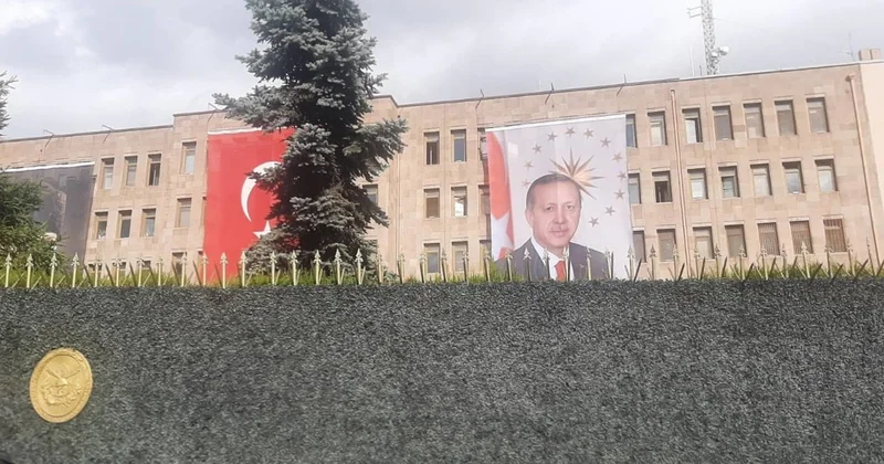 Cumhuriyet tarihinde ilk kez TSK binalarına Erdoğan posteri asıldı Sözcü Gazetesi