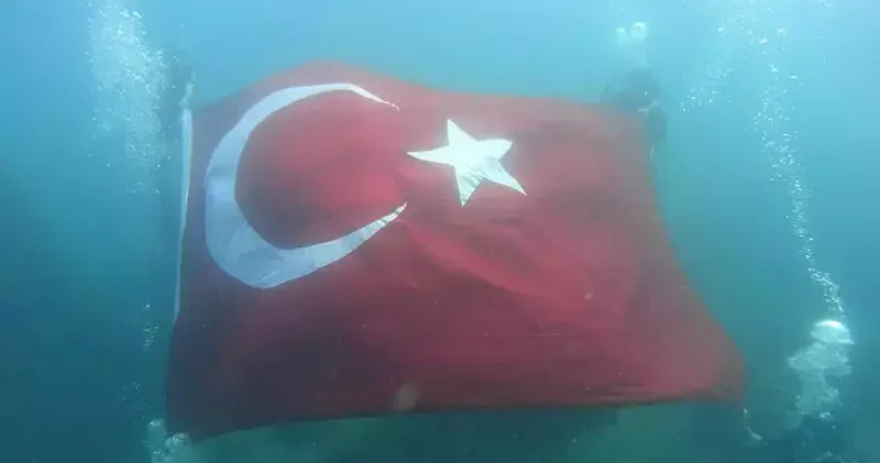 Cumhuriyet’in 102’nci yılını su altında bayrak açarak kutladılar