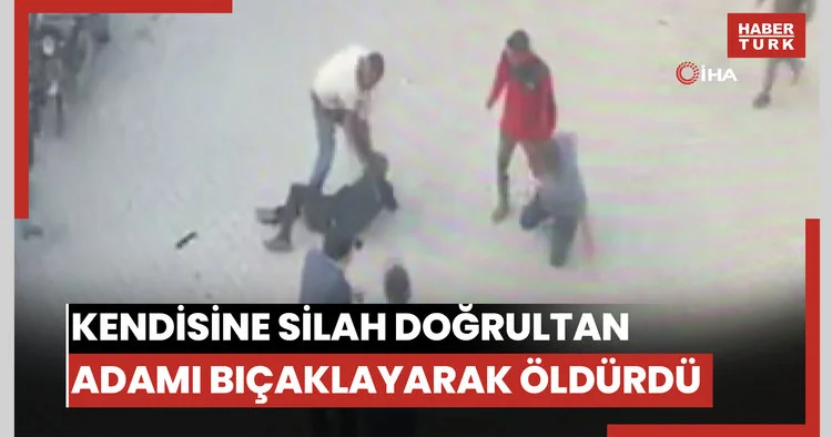 Dehşet anları kamerada...Kendisine silah doğrultan adamın üzerine yürüyüp bıçakla öldürdü