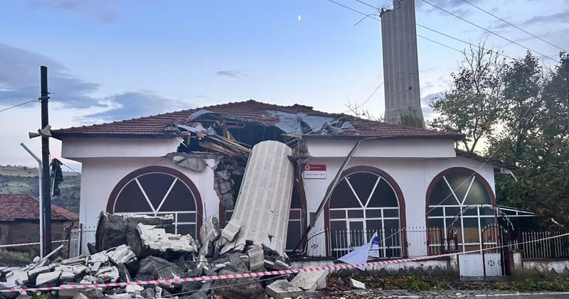 Ankara’da fırtına minareyi yıktı: Faciadan son anda dönüldü