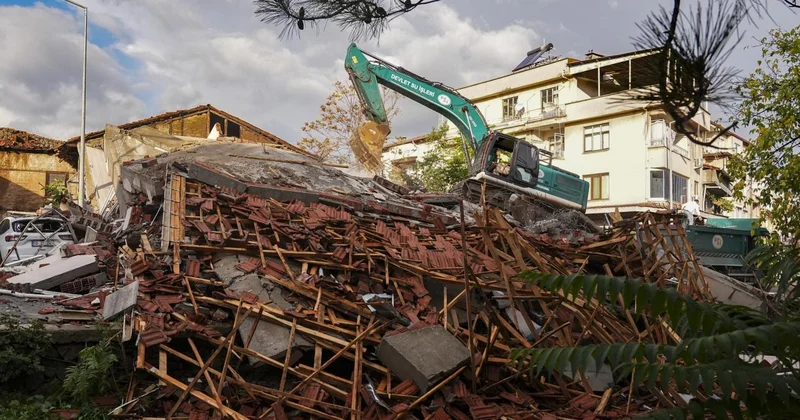 Balıkesir deki depremde yıkılan binaların enkazı kaldırılıyor