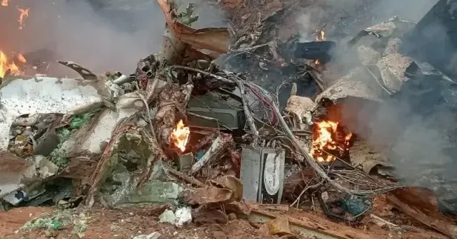 Kenya’da turistleri taşıyan yolcu uçağı düştü: Çok sayıda ölü var VİDEO İZLE