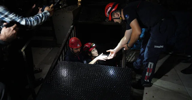 Dalgaların yükselmesiyle mağara 6 saat mahsur kalan 2 kişi kurtarıldı Antalya Haberleri