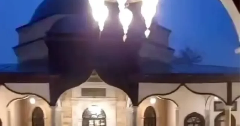 Emirsultan Camii ne Yıldırım Düştü