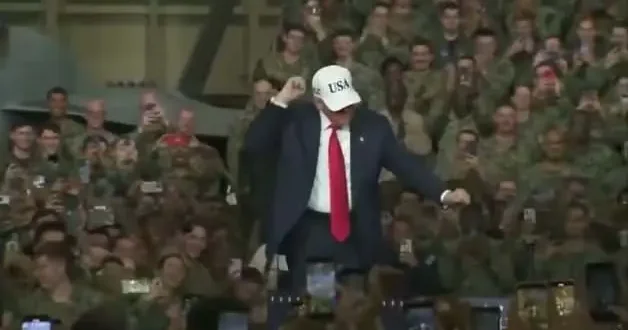 Trump ABD ordusu karşısında dans etti: Japonya da ilginç anlar kamerada!