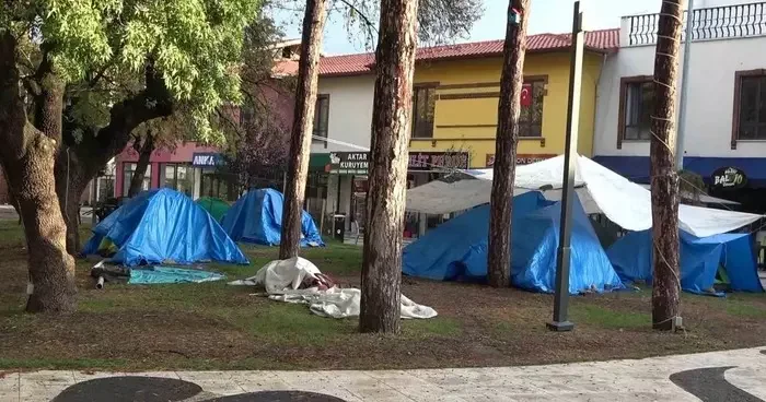 Sındırgı’da depremin ardından halk geceyi sokakta ve çadırlarda geçirdi