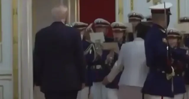 Japonya yı ziyaret eden Trump’ın resmi törendeki umursamaz tavırları dikkat çekti VİDEO İZLE