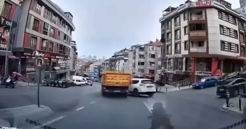 Eyüpsultan da otomobil U dönüşü sırasında kamyonetle çarpıştı; kaza anı kamerada