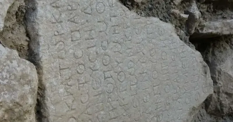 Köy evinin duvarları mektup çıktı: 1800 yıllık Roma imparatorunun sırrı