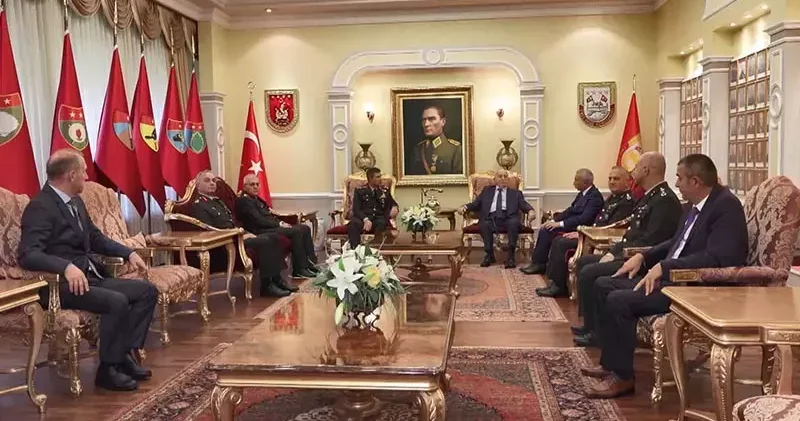 İş insanı İsmet Acar, Türk Silahlı Kuvvetleri Dayanışma Vakfı na 12 daire bağışladı